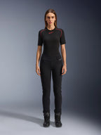 Alpinestars Womens Banshee Leggings, sorte motorcykel-leggings, kropsnær anatomisk pasform, båret af en kvindelig model med et sort basislag og motorcykelstøvler, med ribbede knæpaneler og højtaljet konstruktion til urban kørsel.