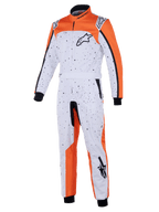 Alpinestars KMX-9 V3 Graphic 6 køredragt, kartingdragt, hvid, orange og sort, med et sort splatter-mønster, Astar-logoer på bryst og ben, strikkede manchetter og justerbart taljebælte, designet til beskyttelse ved gokartløb