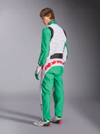 Alpinestars KMX-9 V3 Graphic 6 dragt, kartingdragt, hvid, grøn og rød, model set bagfra, med grønne ærmer og paneler forneden, hvid øvre overkrop med sorte nistrede detaljer, markant rød Alpinestars-branding på lænden, kombineret med matchende hvide og grønne kartingsko.