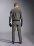 Alpinestars GP Race V3 Køredragt FIA, set bagfra, antracitblå med livlige blå detaljer på arme og skuldre, med blåt stjernelogo på lænden, båret med matchende racerhandsker og blå sko, professionel racerdragt