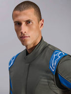 Alpinestars GP Race V3 Suit FIA, antracitblå racerdragt til biler, nærbillede af en model, der viser dragtens øverste design med blå skulderepauletter og hvide Alpinestars-logoer, professionelt motorsportudstyr