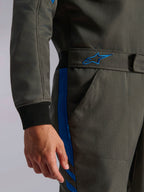 Alpinestars GP Race V3 Suit FIA, Anthracite Blue racerdragt, tætbillede af taljeområdet med justerbart bælte og broderet logo, sidelomme og sort ribstrikket ærmemanchet.