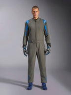 Alpinestars GP Race V3 Køredragt FIA, antracitblå motorsportdragt, båret med matchende handsker og køresko, med klare blå skulderepauletter og striber på ærmerne, Alpinestars-logodetaljer, professionel motorsportbeskyttelse til baneløb