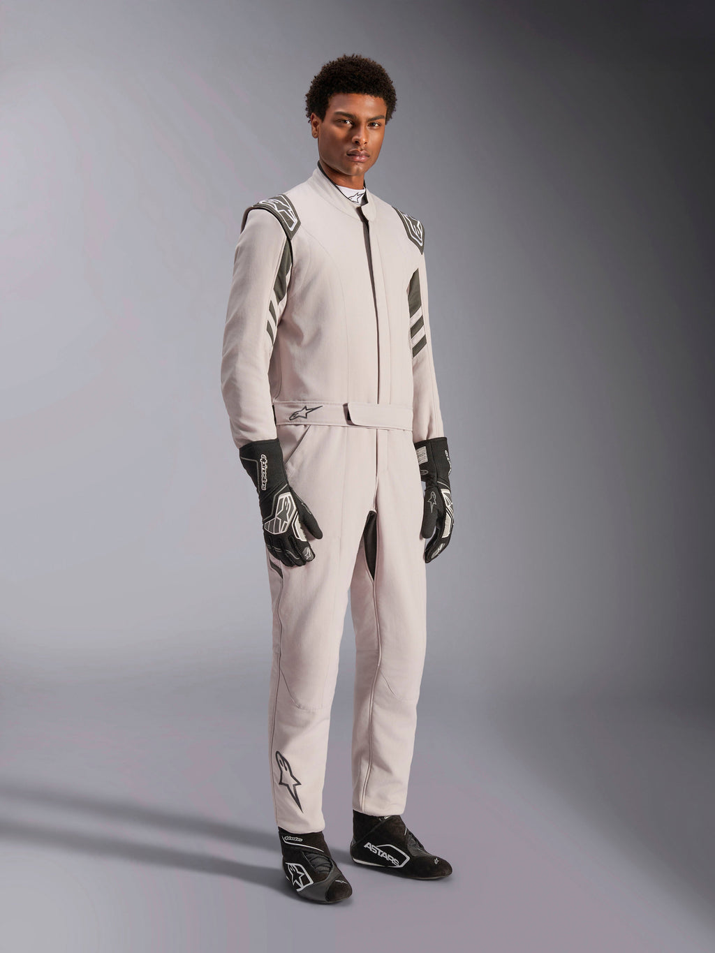 Alpinestars GP Race V3 Suit FIA, Silver Anthracite køredragt, heldragt til kørere med skulder-epauletter og bælte i taljen, båret med matchende sort-hvide racerhandsker og støvler, strømlinet design til professionel bilsport