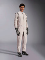 Alpinestars GP Race V3 Suit FIA, Silver Anthracite køredragt, heldragt til kørere med skulder-epauletter og bælte i taljen, båret med matchende sort-hvide racerhandsker og støvler, strømlinet design til professionel bilsport