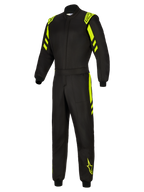 Alpinestars GP Race V3 Suit FIA, køredragt til biler, sort og gul fluo, set forfra i fuld længde med fluorescerende gule detaljer på skuldre, arme og ben, professionel brandsikker racerdragt med Alpinestars-branding.