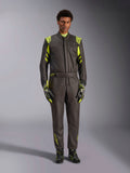 Alpinestars GP Race V3 dragt FIA, autoracerdragt, sort og fluorescerende gul, bæres af en model med matchende racerhandsker og støvler, med klare gule detaljer på skuldre, talje og ærmer, professionelt motorsportudstyr