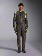 Alpinestars GP Race V3 dragt FIA, autoracerdragt, sort og fluorescerende gul, bæres af en model med matchende racerhandsker og støvler, med klare gule detaljer på skuldre, talje og ærmer, professionelt motorsportudstyr
