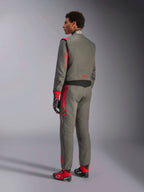 Alpinestars GP Race V3 Suit FIA, Anthracite Red køredragt, rygvisning af model iført tolags-dragten, røde detaljer på skuldre og ben, kombineret med matchende handsker og støvler, professionelt auto racing-udstyr