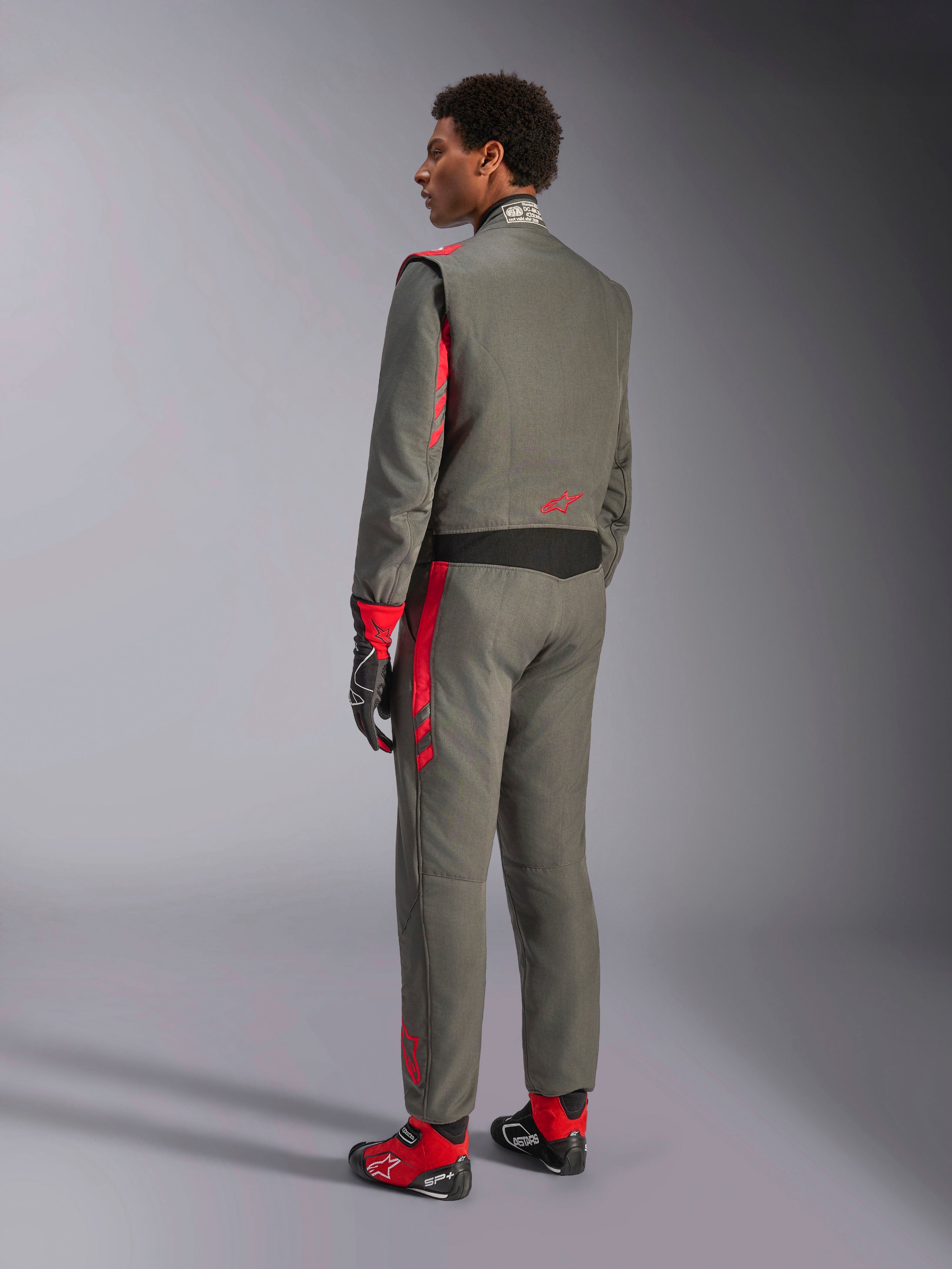 Alpinestars GP Race V3 Suit FIA, Anthracite Red køredragt, rygvisning af model iført tolags-dragten, røde detaljer på skuldre og ben, kombineret med matchende handsker og støvler, professionelt auto racing-udstyr