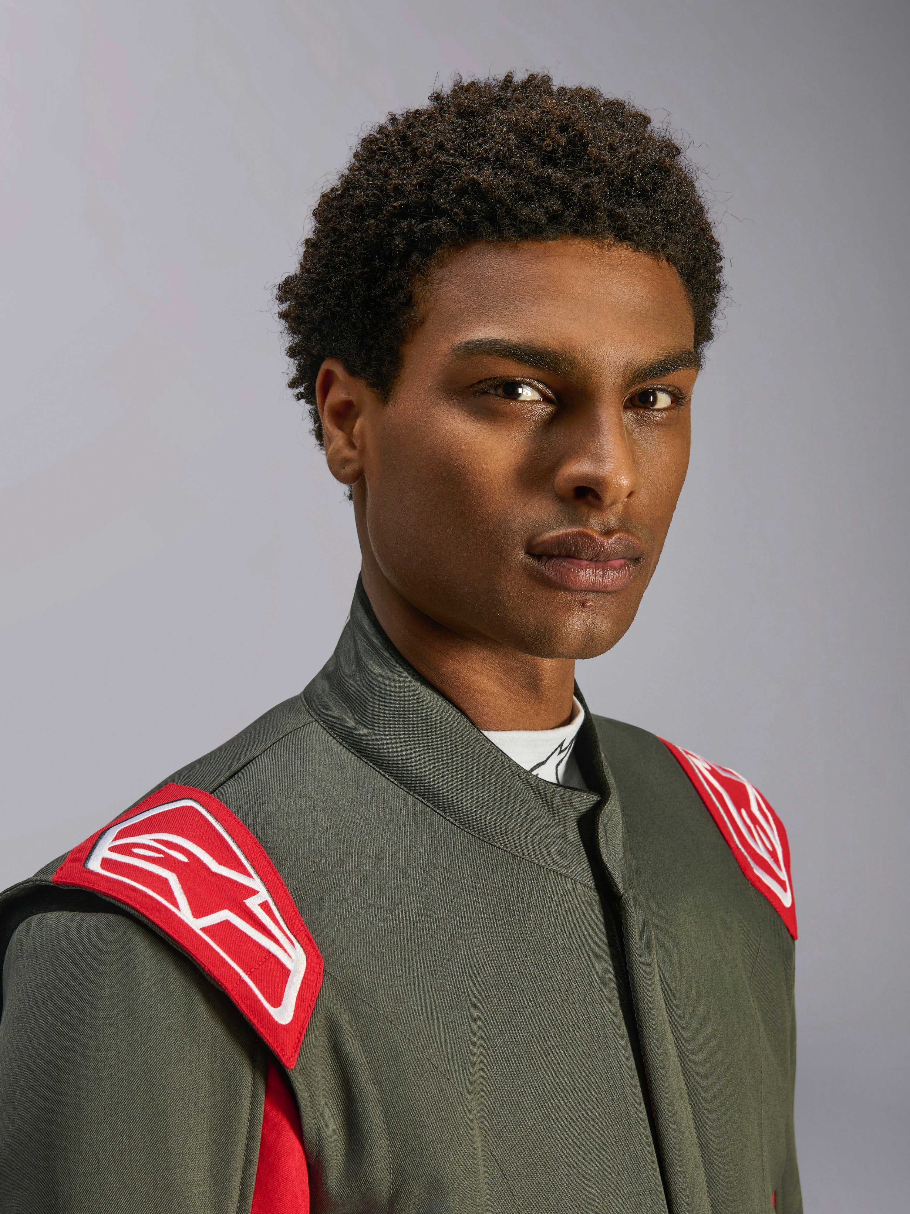 Alpinestars GP Race V3 køredragt FIA, auto-racerdragt, antracit rød, nærbillede af overkrop og hoved, med røde skulderepauletter med hvidt Alpinestars-logo, høj krave og gråt twill-materiale