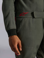 Alpinestars GP Race V3 køredragt FIA, autodragt, antracitgrå og rød, nærbillede af det justerbare bælte i taljen med et rødt broderet logo og sort ribstrikket ærmemanchet på tekstureret twill-stof