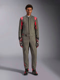 Alpinestars GP Race V3 Køredragt FIA, bilsportsdragt, antracit-rød, båret af en mandlig model med matchende handsker og støvler, med røde skulder-epauletter og branding, professionelt motorsportudstyr til præstationskørsel.