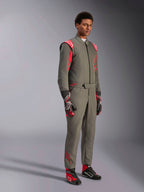Alpinestars GP Race V3 Suit FIA, antracitgrå og rød køredragt til motorsport, båret med matchende racerhandsker og -sko, med røde skulder-epauletter og branding, strømlinet tolags teknisk design til motorsport