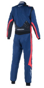 Alpinestars GP Pro Comp V2 FIA Suit, set bagfra af helkrops køredragt til bilsport, marineblå med sorte og røde detaljer, med silikonegrebspaneler på den nederste del af ryggen, røde racerstriber på ærmer og ben, og hvid Alpinestars-branding, professionelt performance-udstyr