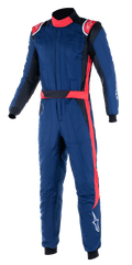 Alpinestars GP Pro Comp V2 FIA dragt, professionel heldragt til bilvæddeløb, marineblå med røde og sorte detaljer, med røde skulder-epauletter, høj krave og en rød stribe ned ad benet, beskyttelsesudstyr til motorsport
