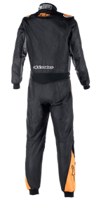 Alpinestars Atom FIA Graphic Suit, set bagfra af en køredragt til bilsport i ét stykke, sort og antracit med Orange Fluo-detaljer på skuldre og lægge, med FIA-certificeringsdetaljer på kraven og Alpinestars-branding hen over lænden.