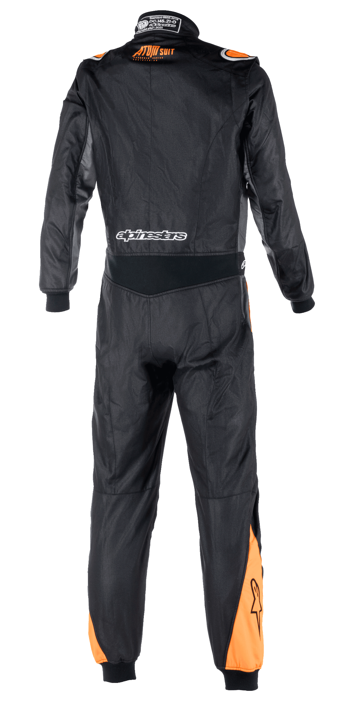 Alpinestars Atom FIA Graphic Suit, set bagfra af en køredragt til bilsport i ét stykke, sort og antracit med Orange Fluo-detaljer på skuldre og lægge, med FIA-certificeringsdetaljer på kraven og Alpinestars-branding hen over lænden.