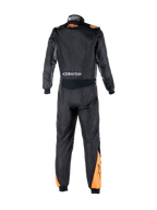 Alpinestars Atom Graphic køredragt, FIA-certificeret 1-delt køredragt til bilsport, sort og fluo-orange, set bagfra med fokus på strækpanel i taljen, brandlogoer og flammebestandig aramidkonstruktion.