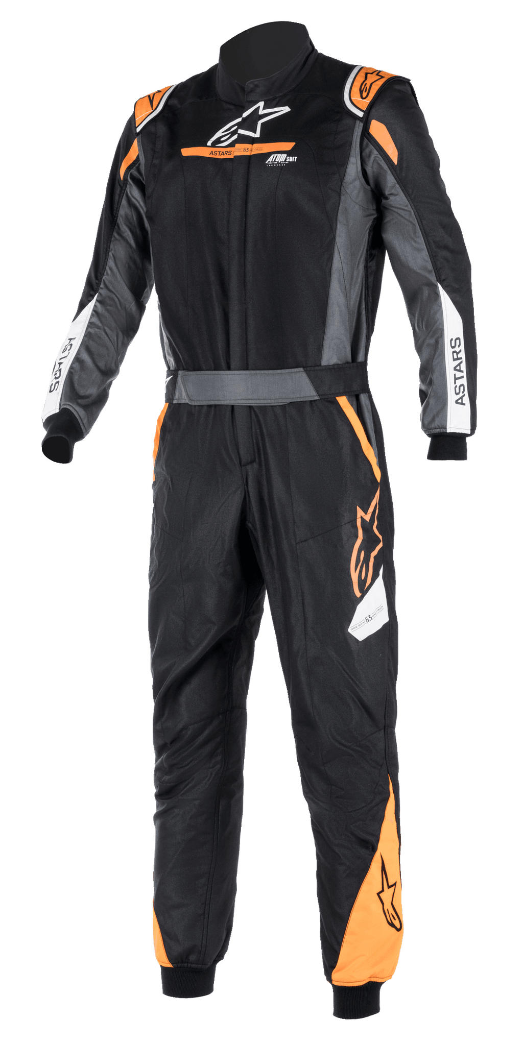 Alpinestars Atom FIA Graphic-dragt, sort og antracit med orange fluo-detaljer, FIA-certificeret køredragt til motorsport, høj krave, ASTARS-branding på ærmerne, professionelt udstyr til motorsport og banekørsel