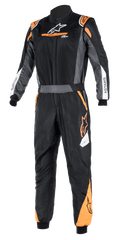 Alpinestars Atom FIA Graphic-dragt, sort og antracit med orange fluo-detaljer, FIA-certificeret køredragt til motorsport, høj krave, ASTARS-branding på ærmerne, professionelt udstyr til motorsport og banekørsel