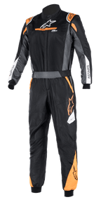 Alpinestars Atom FIA Graphic-dragt, sort og antracit med orange fluo-detaljer, FIA-certificeret køredragt til motorsport, høj krave, ASTARS-branding på ærmerne, professionelt udstyr til motorsport og banekørsel