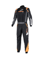 Alpinestars Atom Graphic køredragt, 1-delt FIA-autoracerdragt i sort, antracit og fluo-orange, set forfra med flammebestandig aramidkonstruktion, bælte i taljen og ASTARS-branding.