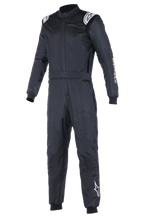 Alpinestars Atom FIA racerdragt, sort køredragt til biler, heldragt med hvide Alpinestars-logoer på skuldre og venstre ben, høj krave, ribmanchetter og bælte i taljen, professionelt motorsport- og racertøj