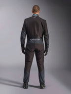 Alpinestars KMX-5 V3-dragt, kartingdragt, sort og Dark Shadow, set bagfra af en kører iført den fulde racerdragt med matchende handsker og sko, med Alpinestars-branding på taljebåndet og ergonomiske paneler