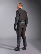 Alpinestars KMX-5 V3-dragt i Black Dark Shadow, set bagfra af model iført komplet kartingudstyr inklusiv matchende handsker og racersko, Alpinestars-branding på taljen og dark shadow-detaljer, professionelt kartingudstyr.