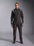 Alpinestars KMX-5 V3-dragt, kartingdragt, Black Dark Shadow, helkropsvisning af en model iført dragten med matchende handsker og støvler, mørkegrå detaljer og hvide Alpinestars-logoer på skuldre og bælte, professionelt motorsportsudstyr.