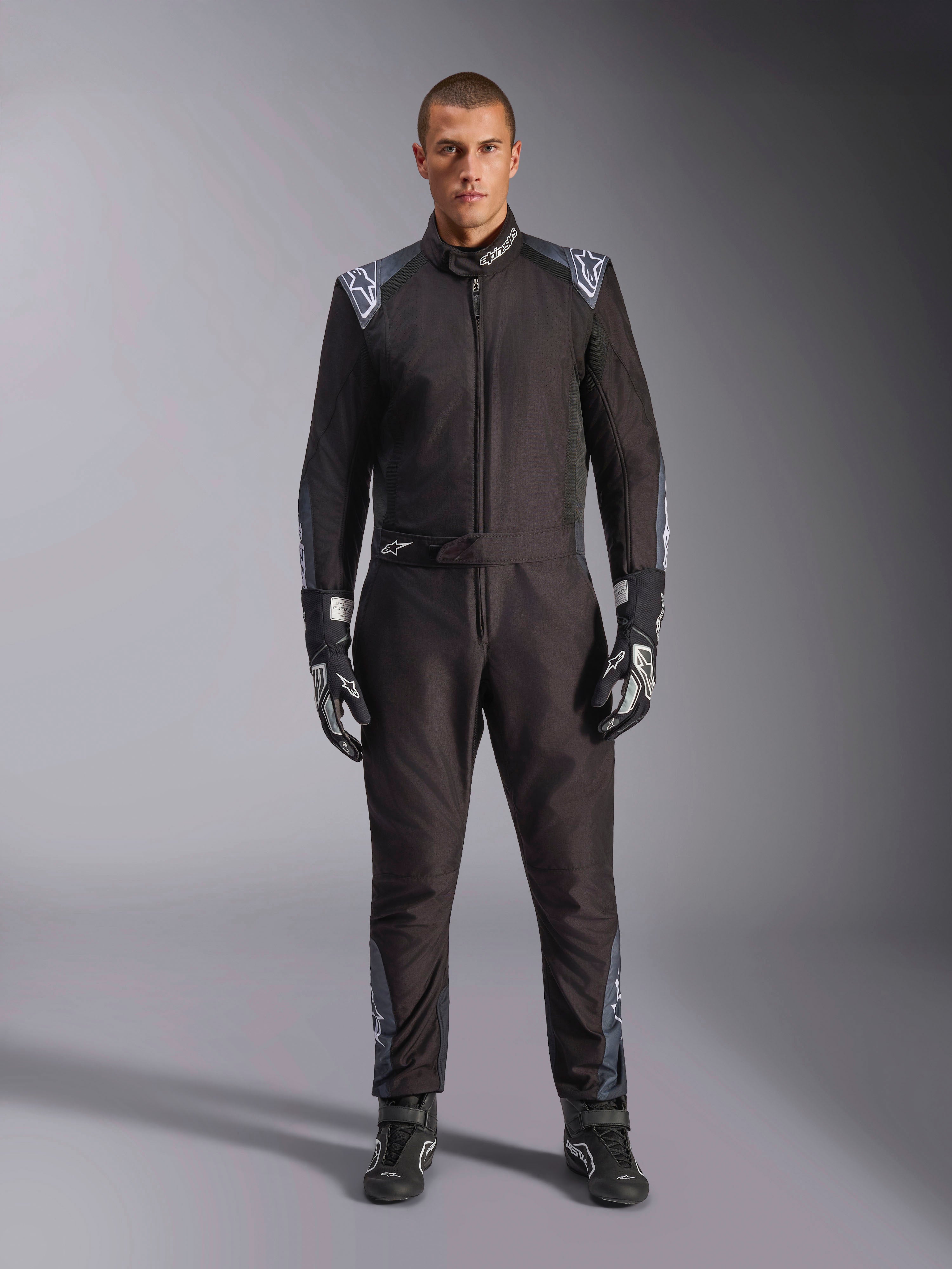 Alpinestars KMX-5 V3-dragt, kartingdragt, Black Dark Shadow, helkropsvisning af en model iført dragten med matchende handsker og støvler, mørkegrå detaljer og hvide Alpinestars-logoer på skuldre og bælte, professionelt motorsportsudstyr.