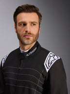 Alpinestars KMX-9 V3 dragt, kartingdragt, sort og hvid, nærbillede af model iført dragten, hvidt Alpinestars-logo på skulderstroppen, ergonomisk krave med branding, hvide vandrette kontraststikninger