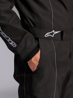 Alpinestars KMX-9 V3 dragt, sort og hvid, nærbillede af justerbart taljebælte med broderet logo, sidelomme, hvide kontrastsyninger på sort stof, teknisk detalje af kartingdragt