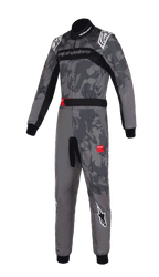 Alpinestars KMX-9 V3 Graphic 5 dragt, kartingdragt, mørkegrå og sort camouflage-grafik, med hvide Alpinestars-logoer på skuldre og ben, sorte strækpaneler, røde detaljer på bæltet, professionelt design i ét stykke til motorsport-racing