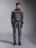 Alpinestars KMX-9 V3 Graphic 5 Suit, kartingdragt, mørkegrå og sort med grafik i camouflage-stil, med et sort brystbånd med hvidt logo og en rød taljebælte-accent, båret med matchende racerhandsker og sko, professionelt motorsportudstyr