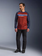 Alpinestars Maxdura Dual Jersey, Rust Brown og Mood Indigo, adventure motorcykeltrøje med en mesh-torso og navyblå ærmer, båret af en model med sorte kørebukser og sorte støvler, teknisk dual-sport-beklædning til off-road kørsel