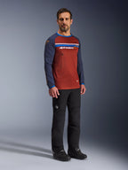 Alpinestars Maxdura Dual Jersey, herre adventure motorcykeltrøje i Rust Brown og Mood Indigo, med mesh-torso og polstrede ærmer, kombineret med sorte køreubukser og støvler, adventure motorcykelbeklædning