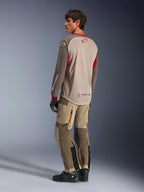 Alpinestars Maxdura Dual Jersey i Aluminum Walnut, rygbillede af adventure-motorcykeltrøje med åndbar mesh-overkrop og røde detaljer, kombineret med matchende tekniske adventure-bukser og sorte støvler