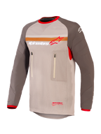 Alpinestars Maxdura Dual Jersey, adventure- og dual-sport motorcykeltrøje, Aluminum Walnut og brun, mesh-torso med slidstærke ærmer, dobbelte brystlommer med lynlås, orange stribe og Alpinestars-logo på brystet, røde detaljer på krave og manchetter