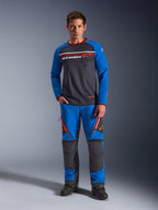 Alpinestars Maxdura Dual jersey, motorcykeltrøje, mørkegrå og kongeblå, overkrop i fuld mesh med polstrede ærmer og brystlommer med lynlås, med hvidt og orange Alpinestars-logo, bæres med matchende adventure-bukser og sorte støvler