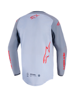 Alpinestars Maxdura Dual Jersey, set bagfra, mellemgrå og mørkegrå, med røde Alpinestars-logoer på ryggen og ærmerne, mesh-konstruktion på torsoen og forlænget drop-tail bagkant.