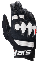Alpinestars Halo læderhandsker, adventure-motorcykelhandsker, sort og hvid, stor hvid over-injiceret knobeskytter, perforerede læderpaneler for luftgennemstrømning, kort manchet med markant hvid branding