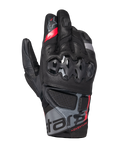 Alpinestars Belize V3 Drystar handsker, adventure-motorcykelhandsker med kort manchet, sort med røde og grå detaljer, hård knobeskyttelse med sekskantet mønster, perforerede læderpaneler og 'ADVENTURE' branding på håndleddet.
