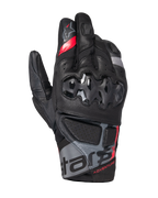 Alpinestars Belize V3 Drystar handsker, adventure-motorcykelhandsker med kort manchet, sort med røde og grå detaljer, hård knobeskyttelse med sekskantet mønster, perforerede læderpaneler og 'ADVENTURE' branding på håndleddet.