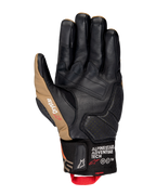 Alpinestars Belize V3 Drystar® handsker, håndfladevisning af en motorcykelhandske med kort manchet i sort og Gobi Brown, læderkonstruktion med forstærket håndflade, perforerede detaljer og rød trækstrop.