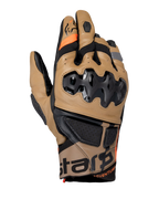 Alpinestars Belize V3 Drystar handsker, adventure-motorcykelhandsker, Gobi-brun og sort, med injiceret SP-knobeskyttelse, kort manchet-design, perforerede læderpaneler, orange detaljer og Alpinestars-branding på manchetten
