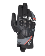 Alpinestars Corozal V3 Drystar handsker, adventure motorcykelhandsker, sort med mørkegrå og rød fluo detaljer, set oppefra med læderdækket SP-knobeskytter, tekstil- og læderkonstruktion og kort manchetdesign, vandtæt adventure-udstyr