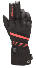 Alpinestars HT-5 Heat Tech Drystar® handsker, opvarmede motorcykelhandsker, sort med røde detaljer, med en rund tænd/sluk-knap på manchetten, røde striber hen over hånden og håndleddet, Alpinestars-branding på fingeren, designet til vandtæt beskyttelse i koldt vejr
