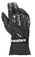 Alpinestars Boulder GORE-TEX handsker, sorte motorcykelhandsker, med hård knobeskyttelse med rødt logo, GORE-TEX-branding, harmonika-strækpaneler og en håndledsrem med hvid Alpinestars-branding, slidstærk tekstil- og læderkonstruktion